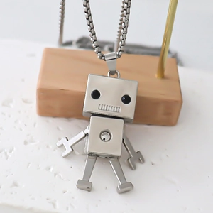 Collana con ciondolo a robot industriale in argento con catena a scatola su pietra