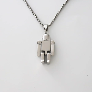 Collier avec pendentif robot argenté de style punk et chaîne vénitienne sur blanc