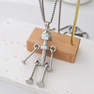 Collier avec pendentif robot créatif en acier inoxydable argenté sur une chaîne maille