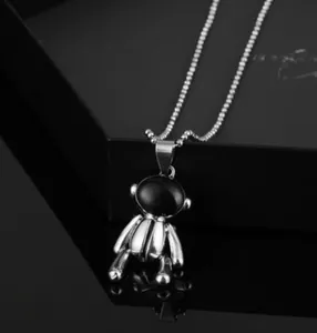 Détail du pendentif astronaute avec visière noire et chaîne à billes sur écrin noir