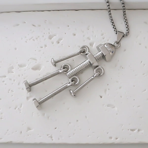 Détail du pendentif robot industriel avec éléments de vis et boulons métalliques