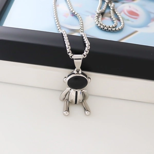 Collier avec pendentif astronaute argenté poli et casque en émail sur chaîne acier