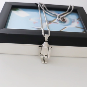 Collier avec pendentif robot argenté minimaliste avec finition polie sur cadre noir