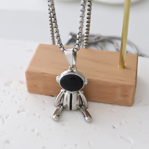 Collier avec pendentif astronaute argenté poli et visière noire sur chaîne maille miroir