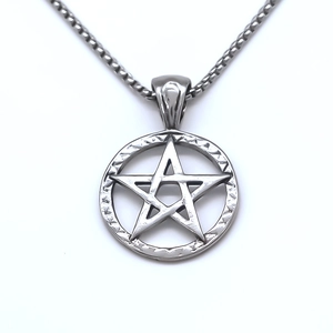 Collana con ciondolo a esagramma con trama martellata a mano e catena box in argento