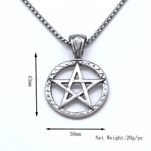 Collana vintage in acciaio inossidabile con pendente a pentagramma e texture incise su sfondo bianco