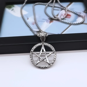 Collana con ciondolo a stella pentagramma e catena a sfere d'argento per uomo e donna