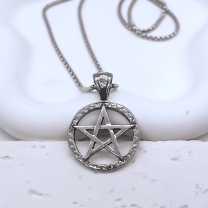 Squisita collana lunga con ciondolo a pentagramma in argento vintage e catena box