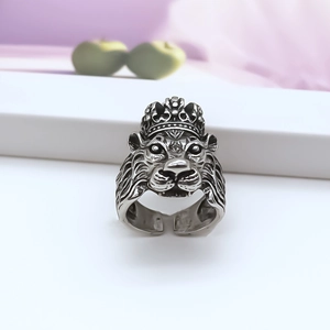 Detail showing vintage silver lion head crown ring with adjustable open band design