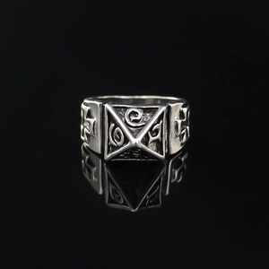 Vintage Punk Pyramid Cross Alloy Ring For Men Street Hip Hop Retro Geometric Relief Statement Jewelry Ring Silver Tone