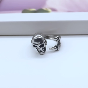 Close-up detail of vintage punk skull and sharp claw design on men's alloy ring