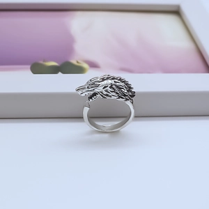 Vintage punk silver wolf head ring with detailed engraving for street style