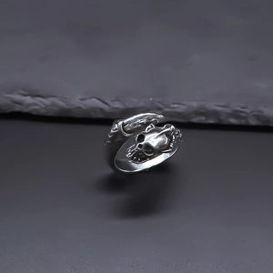 Vintage gothic skull ring with eagle claws in silver-tone adjustable punk style design