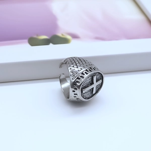 Bague croix punk vintage en argent avec détails en maille et anneau ouvert ajustable