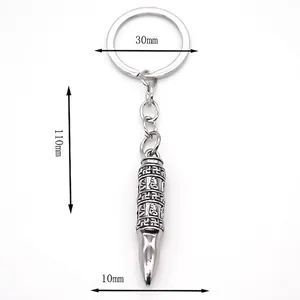 Porte-clés en alliage argenté avec pendentif en forme de balle et détails gravés