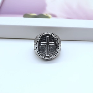 Vue macro d'une bague croix vintage en argent avec relief et gravures géométriques