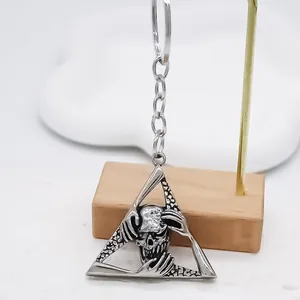 Gros plan du pendentif crâne gothique triangulaire avec finition argentée vintage