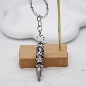 Porte-clés pendentif balle argentée avec gravures de mantras bouddhistes