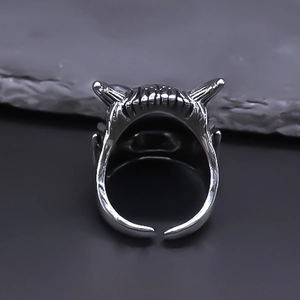 Detail eines Vintage Horn Maskenrings mit verstellbarem offenem Band auf Stein