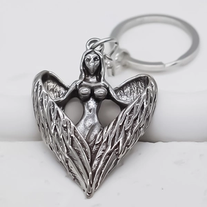 Détail du pendentif ailes d'ange en alliage argenté avec finition métallique vintage