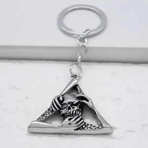 Porte-clés gothique en métal avec pendentif crâne et cadre triangulaire argent vieilli