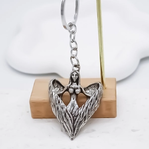 Porte-clés aile d'ange vintage en alliage argenté avec relief sur support élégant