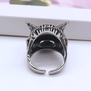 Detailaufnahme des Vintage-Dämonenrings mit Doppelhörnern und verstellbarer offener Schiene