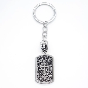 Porte-clés gothique argenté avec pendentif croix sculpté et motifs de volutes rétro