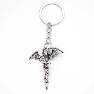Porte-clés pendentif dragon et épée en argent vintage avec des ailes détaillées