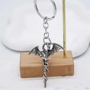 Porte-clés pendentif épée dragon argenté avec ailes fantastiques et détails soignés