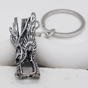 Gros plan détaillé du porte-clés tête de dragon en argent rétro aux écailles fines