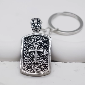 Porte-clés vintage en alliage argenté avec plaque carrée à motif de croix gravée