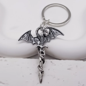 Porte-clés dragon et épée de style punk vintage en finition argent antique pour unisexe