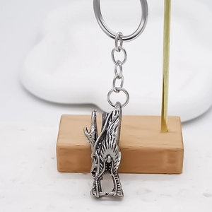 Porte-clés tête de loup argenté au style viking suspendu sur un support en métal