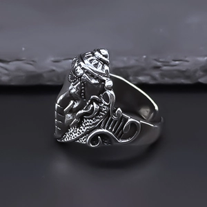 Gros plan détaillé sur bague argentée rétro avec gravures éléphant vintage