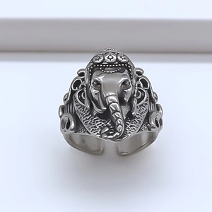 Bague vintage Ganesha en métal argenté avec gravures ciselées et anneau ajustable