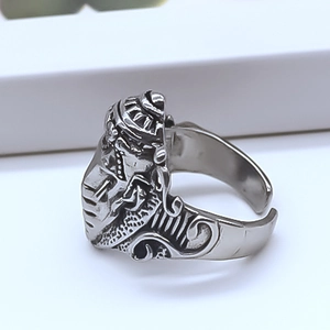 Détail de la bague éléphant rétro réglable en argent avec des motifs en relief vintage