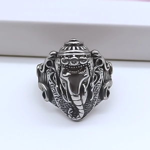 Vue macro de la bague Ganesha rétro avec finition détaillée en argent antique oxydé
