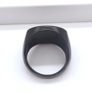 Nahaufnahme eines mattschwarzen Siegelrings für Herren mit flacher ovaler Oberseite