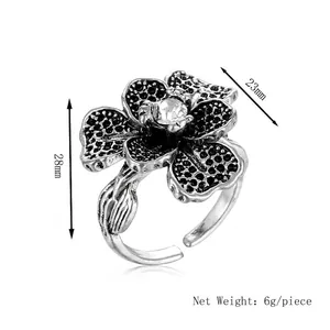 Retro flower ring in silver metal with black crystals and adjustable open band design