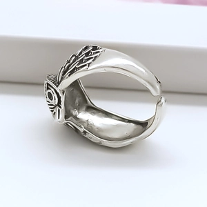 Retro owl owl ring in vintage silver finish featuring detailed feather relief and open design