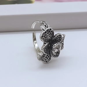 Vintage silver flower ring with grid texture and adjustable open band design
