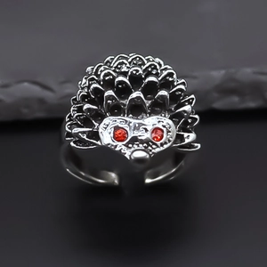 Bague hérisson punk vintage réglable avec finition argentée et yeux en pierres rouges
