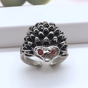 Bague hérisson vintage en argent avec yeux en strass rouges et détails texturés
