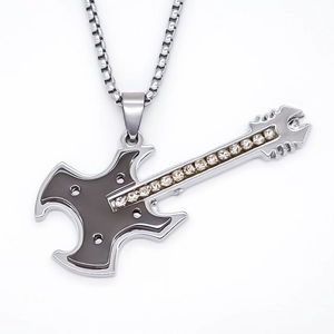 Collier pendentif guitare en acier inoxydable avec cristaux sur chaîne à maille