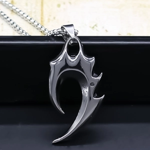 Dettaglio ravvicinato di un ciondolo a cono punk con una catena box gunmetal scuro