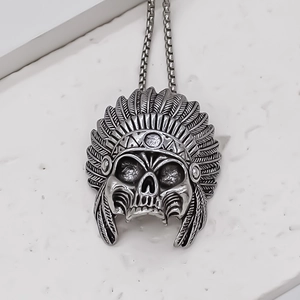 Macro de colgante de calavera punk con plumas plateadas detalladas y acabado vintage