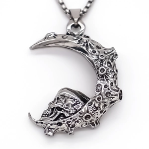 Collier lune gothique avec pendentif crâne et texture cratère en finition argent vintage