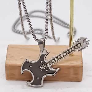 Collier avec pendentif guitare en acier inoxydable, strass et chaîne vénitienne pour homme