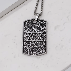 Makroaufnahme der silbernen Davidstern-Kette mit gehämmerter Vintage-Oberfläche